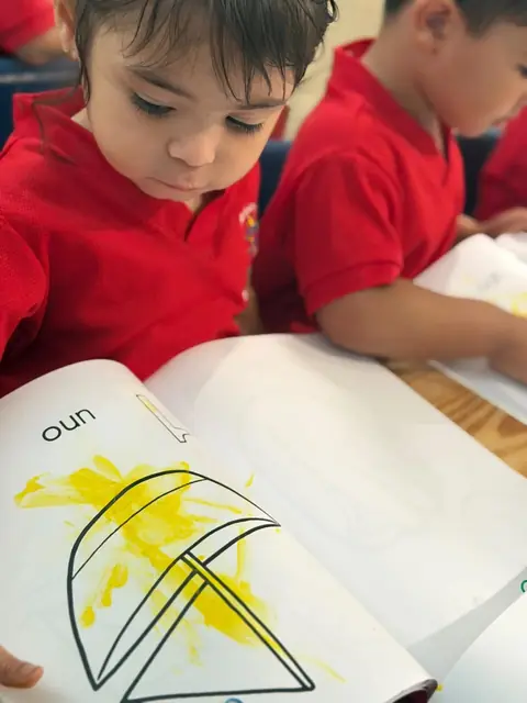 Niño observando su página del número uno pintada de amarillo