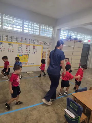 Clase caminando en línea durante la actividad de movimiento