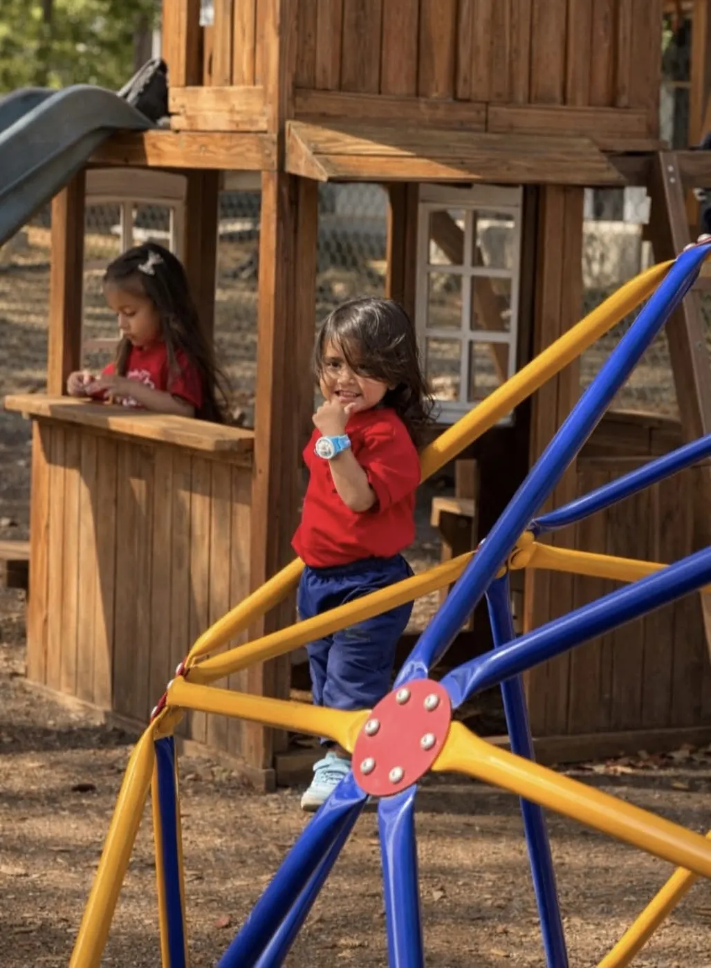 Niños jugando al aire libre en la estructura de madera