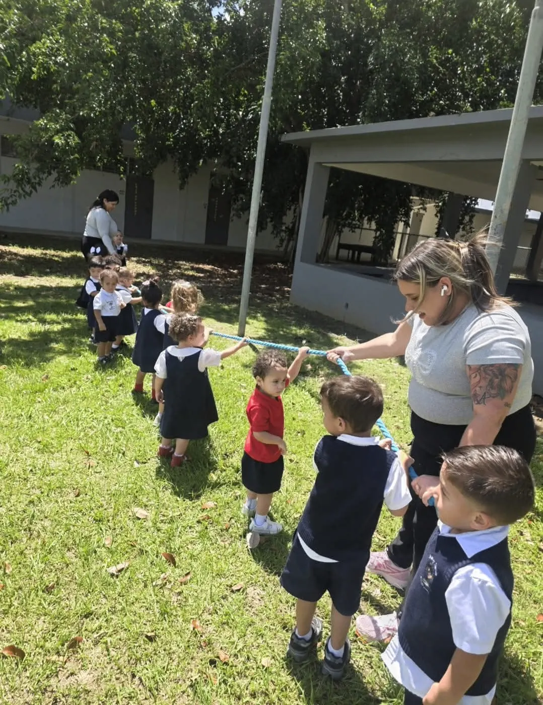 Grupo de niños realizando una actividad al aire libre