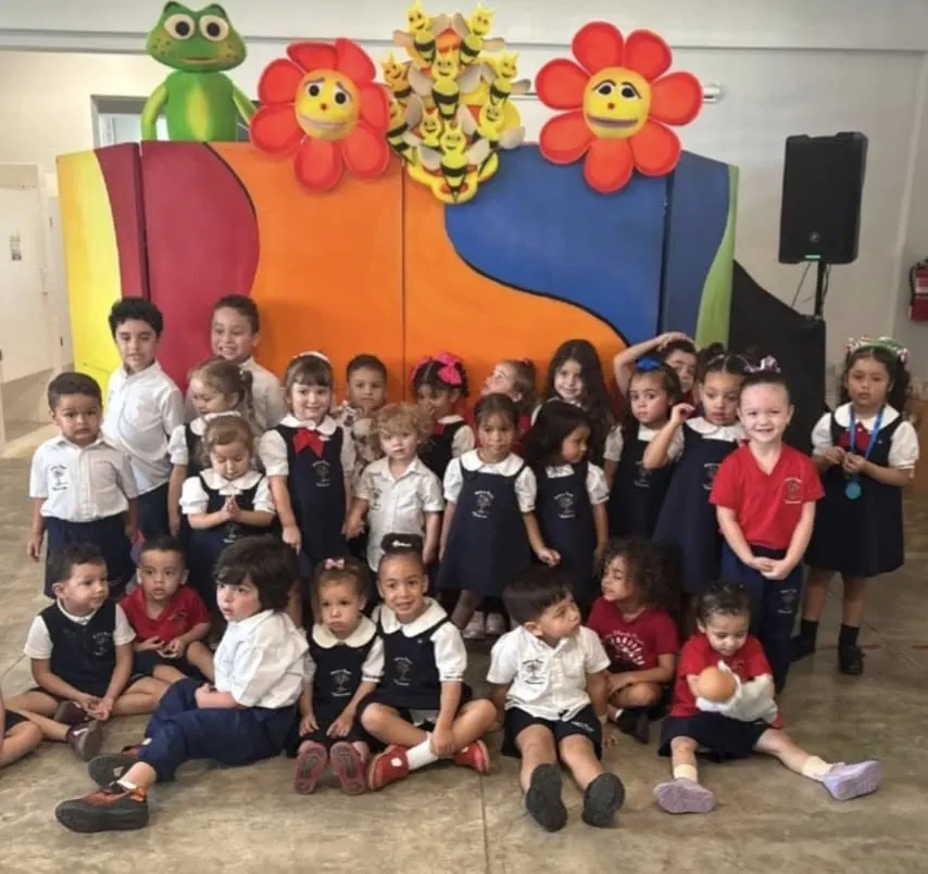 Foto grupal de estudiantes en presentación escolar