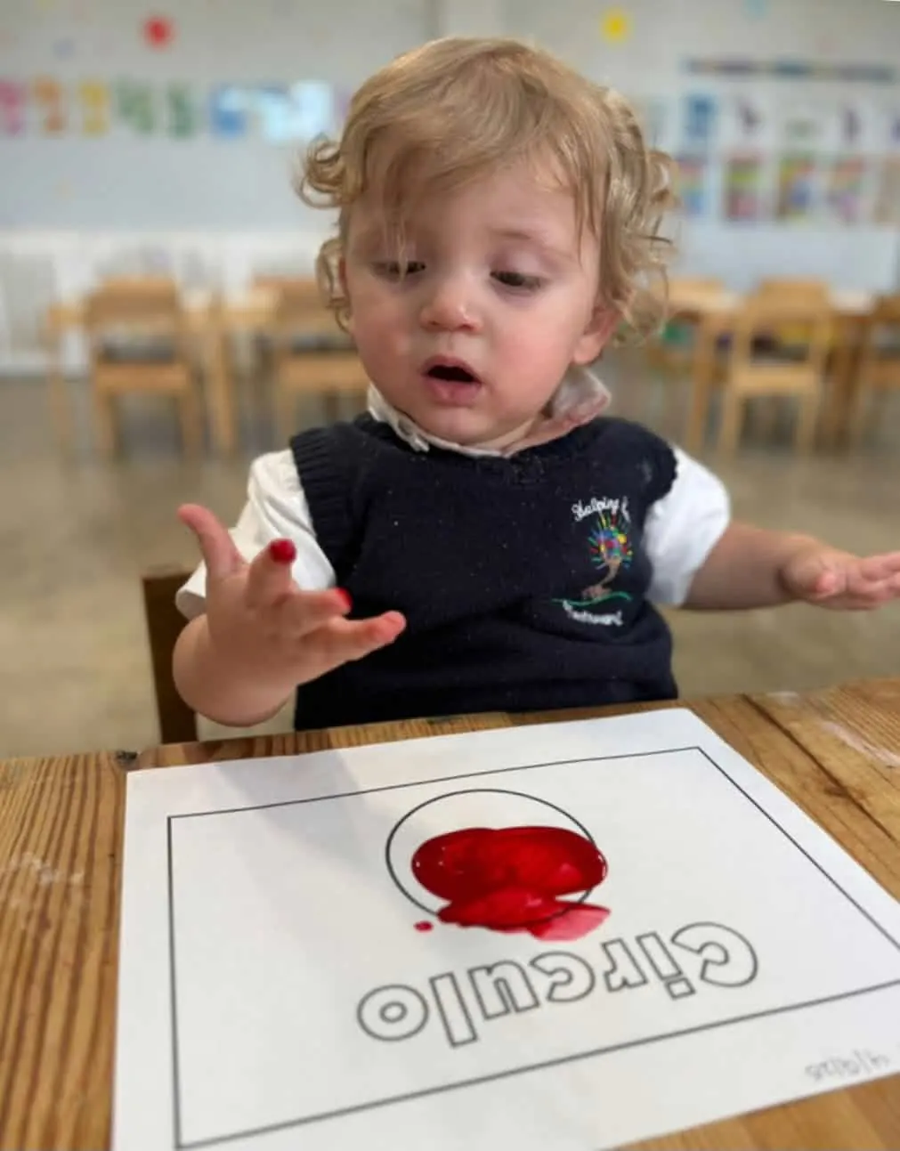 Niño pintando un círculo con pintura de dedos