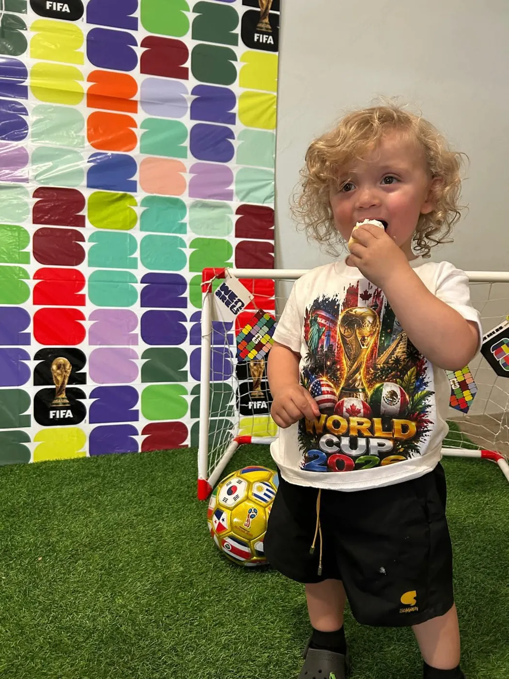 Niño con camiseta World Cup 2026 disfrutando una merienda