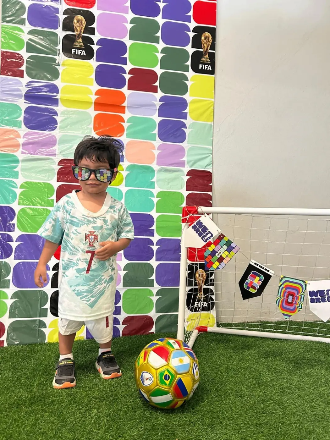 Niño con camiseta de Portugal listo para patear el balón